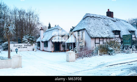 Neve coperti in paglia Valle Surma ristorante indiano il Salisbury Road, Burgate, Fordingbridge, New Forest, Hampshire, Inghilterra, Regno Unito, d'inverno. Foto Stock