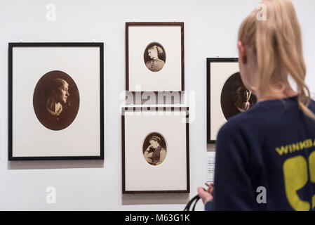 Londra, Regno Unito. Il 28 febbraio 2018. Un visitatore visualizza "rs Herbert Duckworth (Julia Duckworth)", 1867, di Julia Margaret Cameron, scelto dalla duchessa di Cambridge, in anteprima di "giganti vittoriano: la nascita della fotografia d'Arte" presso la National Portrait Gallery con opere da Lewis Carroll, Julia Margaret Cameron, Oscar Rejlander e Clementina Hawarden. La mostra viene eseguito 1 Marzo al 20 maggio 2018. Credito: Stephen Chung/Alamy Live News Foto Stock