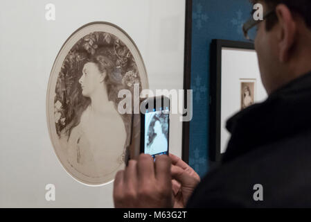 Londra, Regno Unito. Il 28 febbraio 2018. Un visitatore visualizza 'Aletheia (Alice Liddell' 1872, da Julia Margaret Cameron in anteprima di "giganti vittoriano: la nascita della fotografia d'Arte" presso la National Portrait Gallery con opere da Lewis Carroll, Julia Margaret Cameron, Oscar Rejlander e Clementina Hawarden. Credito: Stephen Chung/Alamy Live News Foto Stock