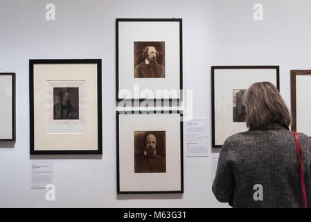 Londra, Regno Unito. Il 28 febbraio 2018. Un visitatore visualizza immagini (C) "Alfred Tennyson Signore", 1869, da Julia Margaret Cameron in anteprima di "giganti vittoriano: la nascita della fotografia d'Arte" presso la National Portrait Gallery con opere da Lewis Carroll, Julia Margaret Cameron, Oscar Rejlander e Clementina Hawarden. Credito: Stephen Chung/Alamy Live News Foto Stock