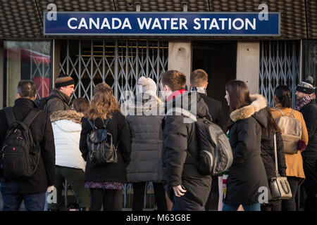 Londra, Regno Unito. 28 Feb, 2018. Mattina viaggiate interruzione in Canada Water stazione della metropolitana. Credito: Guy Corbishley/Alamy Live News Foto Stock