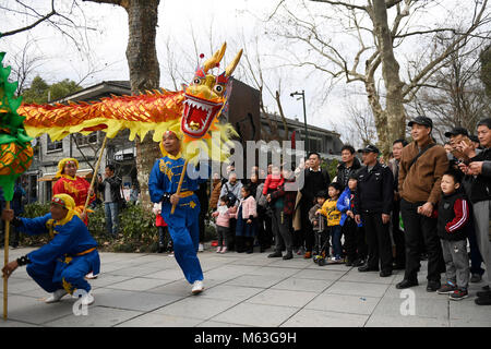 (180228) -- HANGZHOU, febbraio 28, 2018 (Xinhua) -- i membri di una troupe di arte eseguire dragon dance presso il West Lake scenic zona in Hangzhou, est della Cina di Provincia dello Zhejiang, 28 febbraio, 2018. Gli artisti interpreti o esecutori della troupe sono residenti da Xiasha sottodistretto di Hangzhou. (Xinhua/Huang Zongzhi)(mcg) Foto Stock