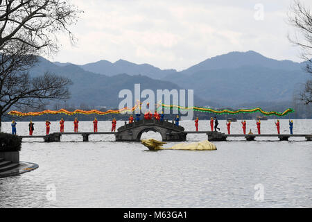 (180228) -- HANGZHOU, febbraio 28, 2018 (Xinhua) -- i membri di una troupe di arte eseguire dragon dance presso il West Lake scenic zona in Hangzhou, est della Cina di Provincia dello Zhejiang, 28 febbraio, 2018. Gli artisti interpreti o esecutori della troupe sono residenti da Xiasha sottodistretto di Hangzhou. (Xinhua/Huang Zongzhi)(mcg) Foto Stock