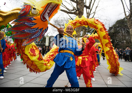 (180228) -- HANGZHOU, febbraio 28, 2018 (Xinhua) -- i membri di una troupe di arte eseguire dragon dance presso il West Lake scenic zona in Hangzhou, est della Cina di Provincia dello Zhejiang, 28 febbraio, 2018. Gli artisti interpreti o esecutori della troupe sono residenti da Xiasha sottodistretto di Hangzhou. (Xinhua/Huang Zongzhi)(mcg) Foto Stock