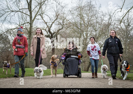 Londra, Regno Unito. Il 27 febbraio, 2018. Il Kennel Club photocall per i cinque finalisti annunciati per il prestigioso Crufts cane Hero Award, Amici per la Vita 2018. Il vincitore sarà annunciato al Crufts 2018. Credito: Guy Corbishley/Alamy Live News Foto Stock