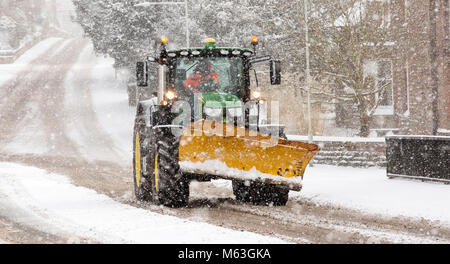 Lockerbie, Scotland, Regno Unito. 28 Feb, 2018. Regno Unito Meteo. Neve pesante provoca red alert in parti della Scozia. Neve pesante Lockerbie in Dumfries Road, trattore con spazzaneve attaccato la guida attraverso un credito di blizzard: Allan Devlin/Alamy Live News Foto Stock