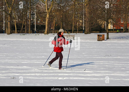 Londra, Regno Unito. 28 Feb, 2018. Una donna prende la sua gli sci per ottenere attraverso la neve in St James Park, Londra Credito: Paul Brown/Alamy Live News Foto Stock