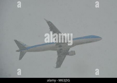 Snow interrompere i voli presso l'Aeroporto di London City nella zona est di Londra a causa della neve che è stato parte di #BeastfromtheEast tempesta di neve con conseguenti ritardi e cancellazioni Foto Stock