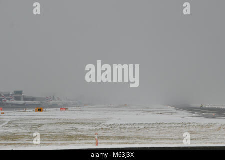 Snow interrompere i voli presso l'Aeroporto di London City nella zona est di Londra a causa della neve che è stato parte di #BeastfromtheEast tempesta di neve con conseguenti ritardi e cancellazioni Foto Stock