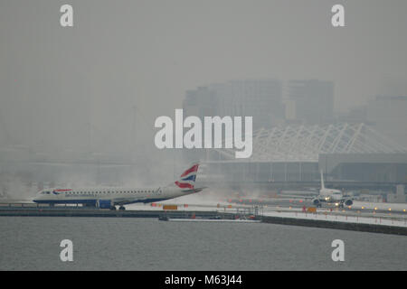 Snow interrompere i voli presso l'Aeroporto di London City nella zona est di Londra a causa della neve che è stato parte di #BeastfromtheEast tempesta di neve con conseguenti ritardi e cancellazioni Foto Stock