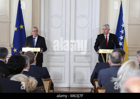 (180228) -- SARAJEVO, febbraio 28, 2018 (Xinhua) -- Presidente della Bosnia ed Erzegovina (BiH) Presidenza Covic Dragan (R) e il Presidente della Commissione Europea Jean Claude Juncker partecipare ad una conferenza stampa congiunta a Sarajevo, Bosnia ed Erzegovina, il 28 febbraio, 2018. Presidente della Bosnia ed Erzegovina (BiH) Presidenza Dragan Covic e Presidente del Consiglio dei ministri della Bosnia-Erzegovina ha Denis Zvizdic hanno ufficialmente consegnato l'UE ha risposto al questionario di adesione al Presidente della Commissione Europea Jean Claude Juncker qui il mercoledì. (Xinhua/Haris Memija)(rh) Foto Stock