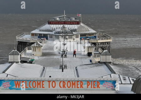 Cromer Pier durante la Bestia da est, il 28 febbraio 2018, NORFOLK REGNO UNITO Foto Stock