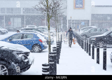 Mansfield, Nottinghamshire, Regno Unito: 28 Febbraio 2018: maltempo in intorno a Mansfield.molto pesanti le strade di neve bloccato il traffico in una fase di stallo, la chiusura della scuola e persone che fanno il loro modo a casa dal lavoro in anticipo. Credito: Ian Francesco/Alamy Live News Foto Stock