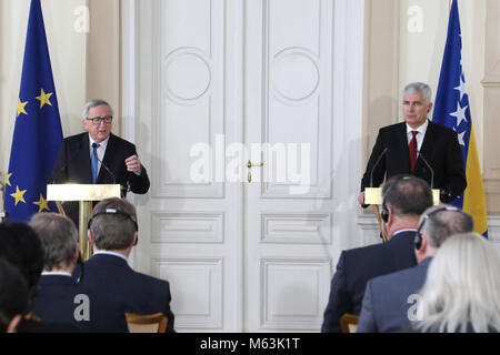 (180228) -- SARAJEVO, febbraio 28, 2018 (Xinhua) -- Presidente della Bosnia ed Erzegovina (BiH) Presidenza Covic Dragan (R) e il Presidente della Commissione Europea Jean Claude Juncker partecipare ad una conferenza stampa congiunta a Sarajevo, Bosnia ed Erzegovina, il 28 febbraio, 2018. Presidente della Bosnia ed Erzegovina (BiH) Presidenza Dragan Covic e Presidente del Consiglio dei ministri della Bosnia-Erzegovina ha Denis Zvizdic hanno ufficialmente consegnato l'UE ha risposto al questionario di adesione al Presidente della Commissione Europea Jean Claude Juncker qui il mercoledì. (Xinhua/Haris Memija)(rh) Foto Stock