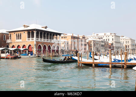 Venezia, Veneto, Italia, 28 Fenbruary 2018. Raro neve a Venezia causata dal clima Siberiano spazzamento anteriore Europa, gondole ormeggiate lungo il Canal Grande a San Polo di fronte allo storico ponte di Rialto Mercato del Pesce, Foto Stock