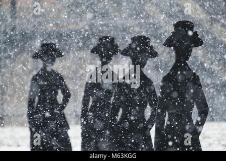 La neve cade su sagome installato presso il Museo di Coalbrookdale di ferro in Shropshire in occasione del centenario della rappresentanza dei cittadini Act 1918 che hanno permesso alle donne di votare nelle elezioni parlamentari per la prima volta. Foto Stock