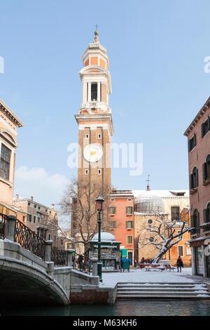 Venezia, Veneto, Italia, 28 Fenbruary 2018. Raro neve a Venezia causata dal clima Siberiano spazzamento anteriore Europa, vista del Campo Santi Apostoli, Cannaregio con la chiesa e il campanile a torre con il Rio dei S S Apostoli in primo piano. Foto Stock