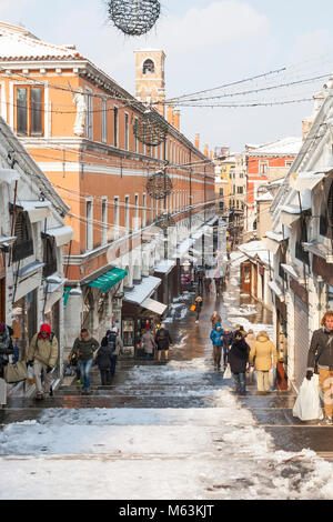 Venezia, Veneto, Italia, 28 Fenbruary 2018. Raro neve a Venezia causata dal clima Siberiano spazzamento anteriore Europa, vista dalla parte superiore del ponte di Rialto guardando giù le fasi alla galleria di negozi in Rialto Mercato, San Polo. Foto Stock