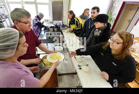 Il 28 febbraio 2018, Germania, Lipsia: uomini e donne ricevono cibo al contatto ecumenico lounge 'l'Oase' (lit. oasi). Tra 50 e 70 persone senzatetto e le persone nel bisogno di ottenere la loro prima colazione e un pranzo caldo qui ogni giorno. Foto: Waltraud Grubitzsch/dpa-Zentralbild/ZB Foto Stock