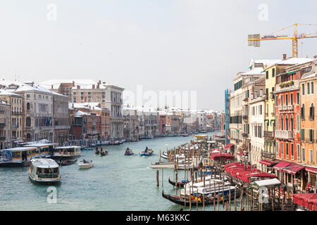 Venezia, Veneto, Italia, 28 Fenbruary 2018. Raro neve a Venezia causata dal clima Siberiano spazzamento anteriore Europa, vista dal ponte di Rialto del Grand Canal ans San Polo. Foto Stock