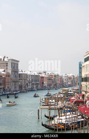 Venezia, Veneto, Italia, 28 Fenbruary 2018. Raro neve a Venezia causata dal clima Siberiano spazzamento anteriore Europa, vista dal ponte di Rialto del Grand Canal ans San Polo. Foto Stock