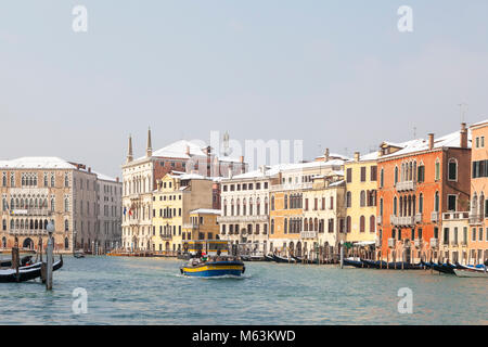 Venezia, Veneto, Italia, 28 Fenbruary 2018. Raro neve a Venezia causata dal clima Siberiano spazzamento anteriore Europa, vista di palazzi sul Canal Grande guardando verso Ca Foscari. Foto Stock