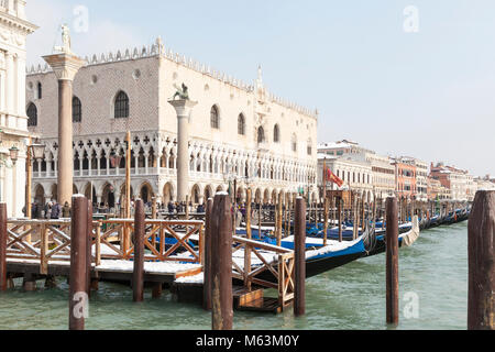 Venezia, Veneto, Italia, 28 Fenbruary 2018. Raro neve a Venezia causata dal clima Siberiano anteriore Europa di spazzamento, neve su gondole ormeggiate nella laguna di fronte al Palazzo dei Dogi, San Marco. Foto Stock