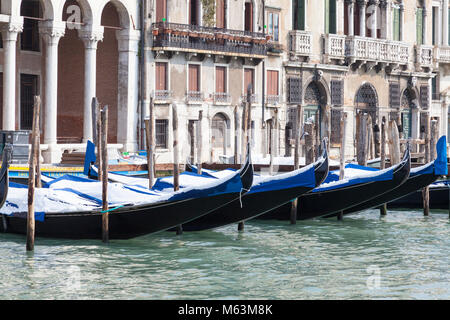 Venezia, Veneto, Italia, 28 Fenbruary 2018. Raro neve a Venezia causata dal clima Siberiano spazzamento anteriore Europa, le gondole del Canal Grande. Foto Stock