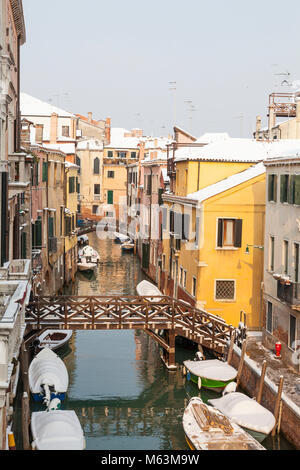 Venezia, Veneto, Italia, 28 Fenbruary 2018. Raro neve a Venezia causata dal clima Siberiano spazzamento anteriore Europa, tranquillo in scena Rio Priuli un torna canal in Cannaregio. Foto Stock