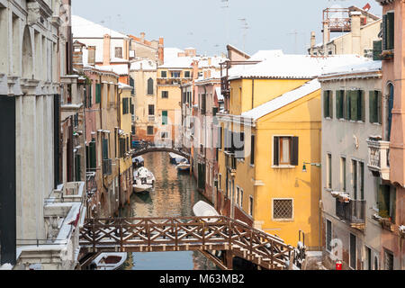 Venezia, Veneto, Italia, 28 Fenbruary 2018. Raro neve a Venezia causata dal clima Siberiano spazzamento anteriore Europa, tranquillo in scena Rio Priuli un torna canal in Cannaregio. Foto Stock