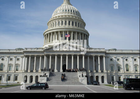 Washington, DC, Stati Uniti d'America. Il 28 febbraio 2018. Il corpo di p. Billy Graham è portato su per i gradini del Campidoglio degli Stati Uniti. Il rev. Graham morì in Montreat, NC, il 21 febbraio, 2018. Asta Lamkey Jr./Alamy Live News Foto Stock