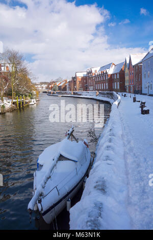 Norwich, Norfolk, Regno Unito. Il 28 febbraio 2018. Imbarcazione attraccata coperto di neve sul fiume Wensum Norwich dopo la tempesta di neve, soprannominato il "La Bestia da est' 28 febbraio 2018 Credit: SPK/Alamy Live News Foto Stock