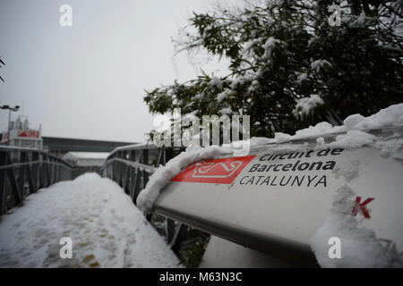 Barcellona, Spagna. 28 Feb, 2018. Terza giornata di test della stagione 2018 di Formula 1 sul Circuito de Catalunya, Montmelo. Il 28 febbraio del 2018. Nella foto: neve nel circuito di Catalunya Credito: CORDON PREMERE/Alamy Live News Foto Stock