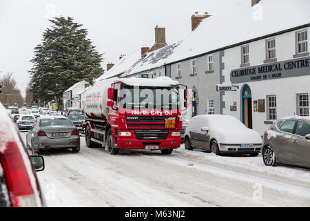 Celbridge, Kildare, Irlanda. 28 FEB 2018: Home Olio per riscaldamento consegna camion su strada principale di Celbridge. Rosso di allerta meteo. In Irlanda il meteo. Bestia da est hits città irlandese. Neve pesante caduta in Celbridge. Neve e ghiaccio che ricopre le strade attorno a città irlandese rendendo le condizioni di guida difficili. Foto Stock