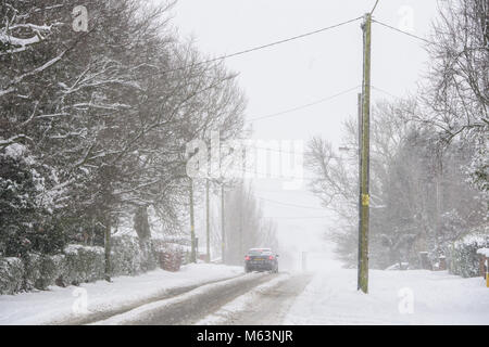 La ciliegia Willingham, Lincoln, Regno Unito. Il 28 febbraio 2018. Un automobile che viaggia su Church Lane in ciliegio Willingham, Lincoln, durante la neve. Foto: Chris Vaughan Fotografia Data: Febbraio 28, 2018 Credit: Chris Vaughan/Alamy Live News Foto Stock