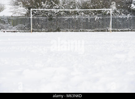 La ciliegia Willingham, Lincoln, Regno Unito. Il 28 febbraio 2018. Un parcheggio vuoto goalpost di calcio con il passo coperto di neve in ciliegio Willingham, Lincoln. Foto: Chris Vaughan Fotografia Data: Febbraio 28, 2018 Credit: Chris Vaughan/Alamy Live News Foto Stock