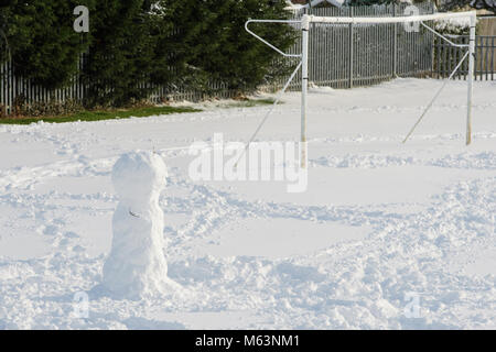 La ciliegia Willingham, Lincoln, Regno Unito. Il 28 febbraio 2018. Un pupazzo di neve si vede vicino un parcheggio vuoto goalpost di calcio con il passo coperto di neve in ciliegio Willingham, Lincoln. Foto: Chris Vaughan Fotografia Data: Febbraio 28, 2018 Credit: Chris Vaughan/Alamy Live News Foto Stock