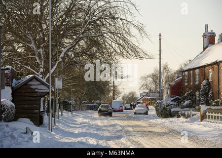 La ciliegia Willingham, Lincoln, Regno Unito. Il 28 febbraio 2018. Un automobile che viaggia su High Street in ciliegio Willingham, Lincoln, durante la neve. Foto: Chris Vaughan Fotografia Data: Febbraio 28, 2018 Credit: Chris Vaughan/Alamy Live News Foto Stock