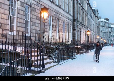 Edimburgo, Scozia, Regno Unito. Il 28 febbraio 2018. Per le strade di Edimburgo sono relativamente deserte come il Met Office dichiara una spia rossa per aumentare la neve per tutta la notte. Credito: ricca di Dyson/Alamy Live News Foto Stock