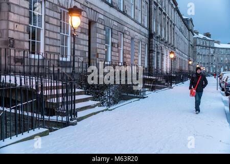 Edimburgo, Scozia, Regno Unito. Il 28 febbraio 2018. Per le strade di Edimburgo sono relativamente deserte come il Met Office dichiara una spia rossa per aumentare la neve per tutta la notte. Credito: ricca di Dyson/Alamy Live News Foto Stock