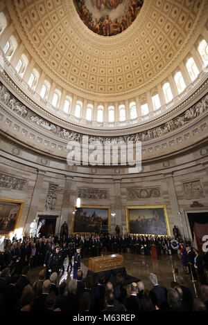 Washington, Distretto di Columbia, Stati Uniti d'America. 28 Feb, 2018. WASHINGTON, DC - 28 febbraio: Christian evangelista e sud del ministro battista Billy Graham scrigno si trova in onore durante una cerimonia NEGLI STATI UNITI Capitol Rotunda Febbraio 28, 2018 a Washington, DC. Un consigliere spirituale per ogni presidente da Harry Truman a Barack Obama e gli altri leader politici di tutto il mondo per più di 60 anni, Graham morì 21 febbraio presso l'età di 99. Credit: Chip Somodevilla/Piscina via CNP Credit: Chip Somodevilla/CNP/ZUMA filo/Alamy Live News Foto Stock