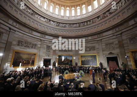 Washington, Distretto di Columbia, Stati Uniti d'America. 28 Feb, 2018. Christian evangelista e sud del ministro battista Billy Graham scrigno si trova in onore durante una cerimonia a cui hanno partecipato i membri del Congresso e il Trump Administration negli Stati Uniti Capitol Rotunda Febbraio 28, 2018 a Washington, DC. Un consigliere spirituale per ogni presidente da Harry Truman a Barack Obama e gli altri leader politici di tutto il mondo per più di 60 anni, Graham morì 21 febbraio presso l'età di 99. Credit: Chip Somodevilla/Piscina via CNP (credito Immagine: © Chip Somodevilla/CNP via ZUMA Wi Foto Stock