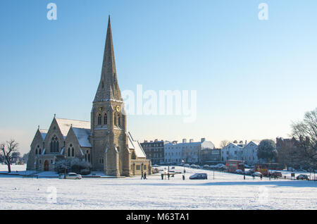 Blackheath. Il 27 febbraio, 2018. Regno Unito Meteo: Chiesa di tutti i santi a Blackheath, Londra, durante l'ondata di freddo a fine febbraio / inizio marzo 2018 soprannominato "bestia da est." Credito: Tim M/Alamy Live News Foto Stock