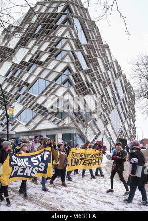 Sheffield, Regno Unito, 28 febbraio 2018. Università di Sheffield gli studenti leader di marzo con una sorprendente il personale universitario in segno di protesta contro la proposta di Università Superannuation Scheme riforma, con l'Università di Sheffield l'iconico Edificio di Diamante dietro. Credito: Richard Bradford/Alamy Live News Foto Stock