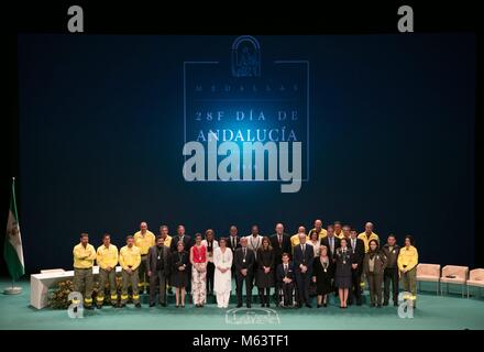 Los galardonados con las Medallas de AndalucÃ-a 2018 resaltaron el onore supone que esta distinciÃ³n y uno de ellos, El actor Paco Tous animÃ³ a los andaluces un 'no tener reparo en hablar andaluz, ya que es muy bonito'. "Hablar andaluz no es hablar mal, se lo digo a los pocos que piensan aÃºn eso y tambiÃ©n un mis conciudadanos, que no tengamos ningÃºn reparo en hablar andaluz, es muy bonito', manifestÃ³ El actor sevillano, que agregÃ³ que la medalla es onu "compromiso, que es el de intentar ser buen andaluz todos los dÃ-as'.Salvador Arias, Jefe de la Unidad de ProducciÃ³n Celular e IngenierÃ-a Foto Stock