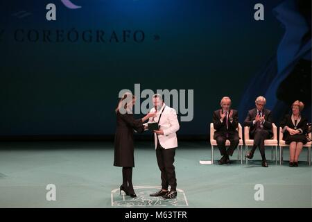 Los galardonados con las Medallas de AndalucÃ-a 2018 resaltaron el onore supone que esta distinciÃ³n y uno de ellos, El actor Paco Tous animÃ³ a los andaluces un 'no tener reparo en hablar andaluz, ya que es muy bonito'. "Hablar andaluz no es hablar mal, se lo digo a los pocos que piensan aÃºn eso y tambiÃ©n un mis conciudadanos, que no tengamos ningÃºn reparo en hablar andaluz, es muy bonito', manifestÃ³ El actor sevillano, que agregÃ³ que la medalla es onu "compromiso, que es el de intentar ser buen andaluz todos los dÃ-as'.Salvador Arias, Jefe de la Unidad de ProducciÃ³n Celular e IngenierÃ-a Foto Stock