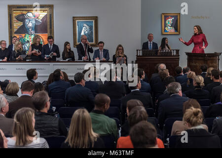 Londra, Regno Unito. 28 Feb, 2018. Banditore Helena Newman (raffigurato in abito rosso) prende l'impressionista e moderna sera vendita da Sotheby's New Bond Street, Londra. Credito: Guy Bell/Alamy Live News Foto Stock