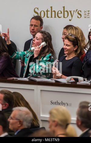 Londra, Regno Unito. 28 Feb, 2018. Il personale Sothebys gestire telefono offerte - banditore Helena Newman affronta il impressionisti e moderni vendita di sera da Sotheby's New Bond Street, Londra. Credito: Guy Bell/Alamy Live News Foto Stock