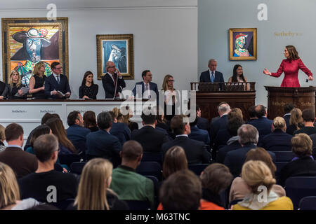 Londra, Regno Unito. 28 Feb, 2018. Banditore Helena Newman (raffigurato in abito rosso) prende l'impressionista e moderna sera vendita da Sotheby's New Bond Street, Londra. Credito: Guy Bell/Alamy Live News Foto Stock