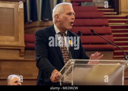 Londra, Regno Unito. Il 28 febbraio 2018. Gordon Marsden MP (ministro del governo ombra per lui, FE e abilità) parla al UCU Sala Centrale rally a fine marzo il quinto giorno di sciopero per ottenere l'università per parlare con loro di pensioni e pagare.Le tasse sono aumentati drasticamente, ma i docenti universitari di retribuzione è in una fase di stagnazione, con una quantità crescente di insegnamento essendo fatto da quelli sul part-time o a zero ore contratti. Credito: Peter Marshall / Alamy Live News Foto Stock